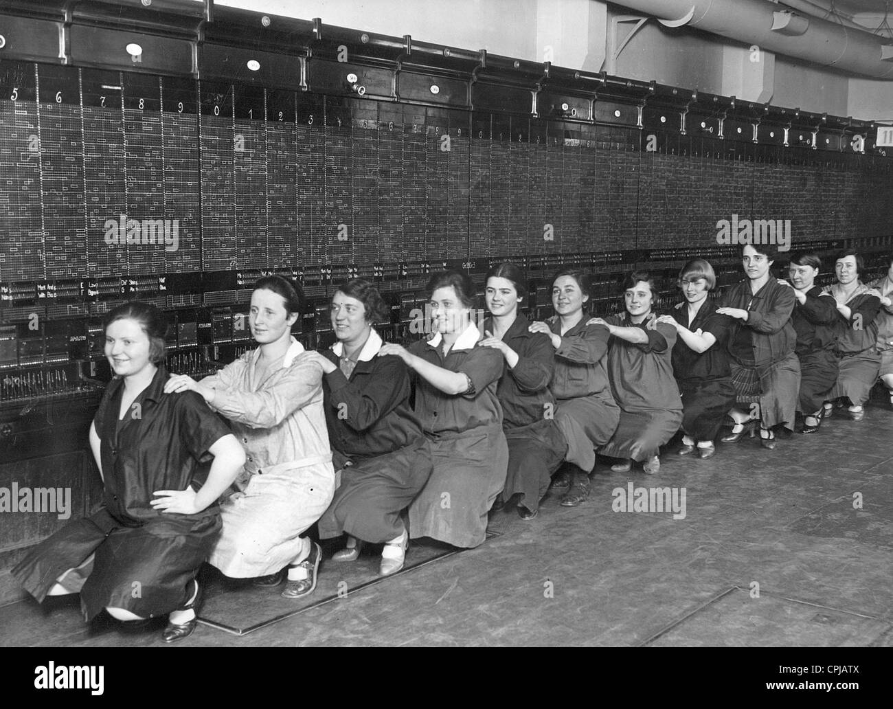 Les opérateurs téléphoniques faisant de la gymnastique, 1928 Banque D'Images