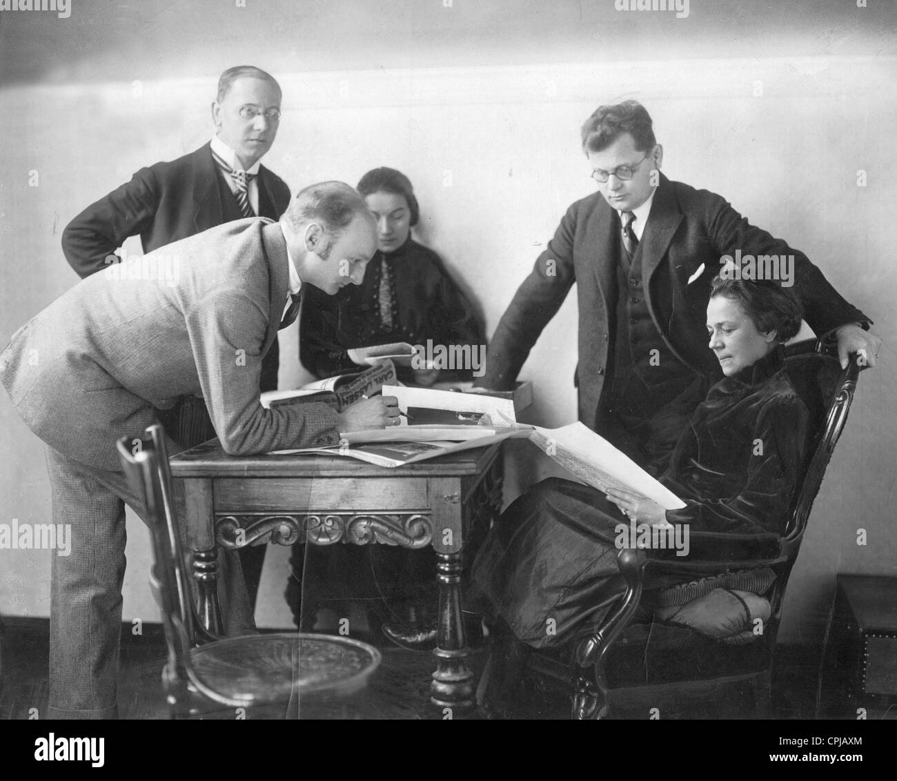Gertrud Eysoldt avec son équipe d'acteur, 1921 Banque D'Images