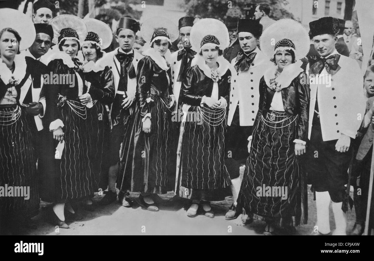 Les Allemands ethniques en costume traditionnel en Yougoslavie] Banque D'Images