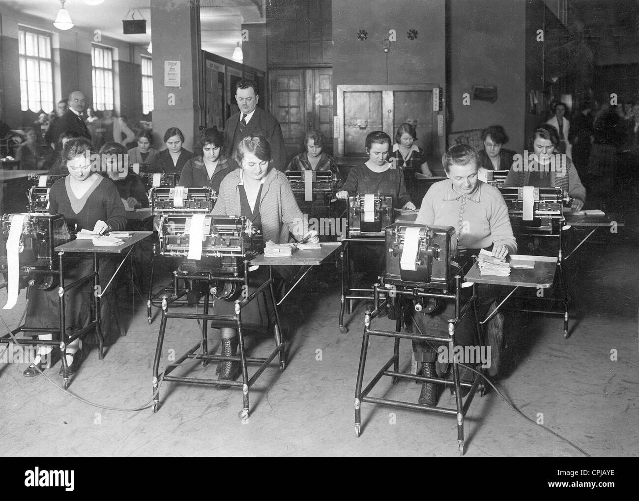 Les femmes travaillent dans le bureau de poste de Berlin avec des calculatrices, 1928 Banque D'Images