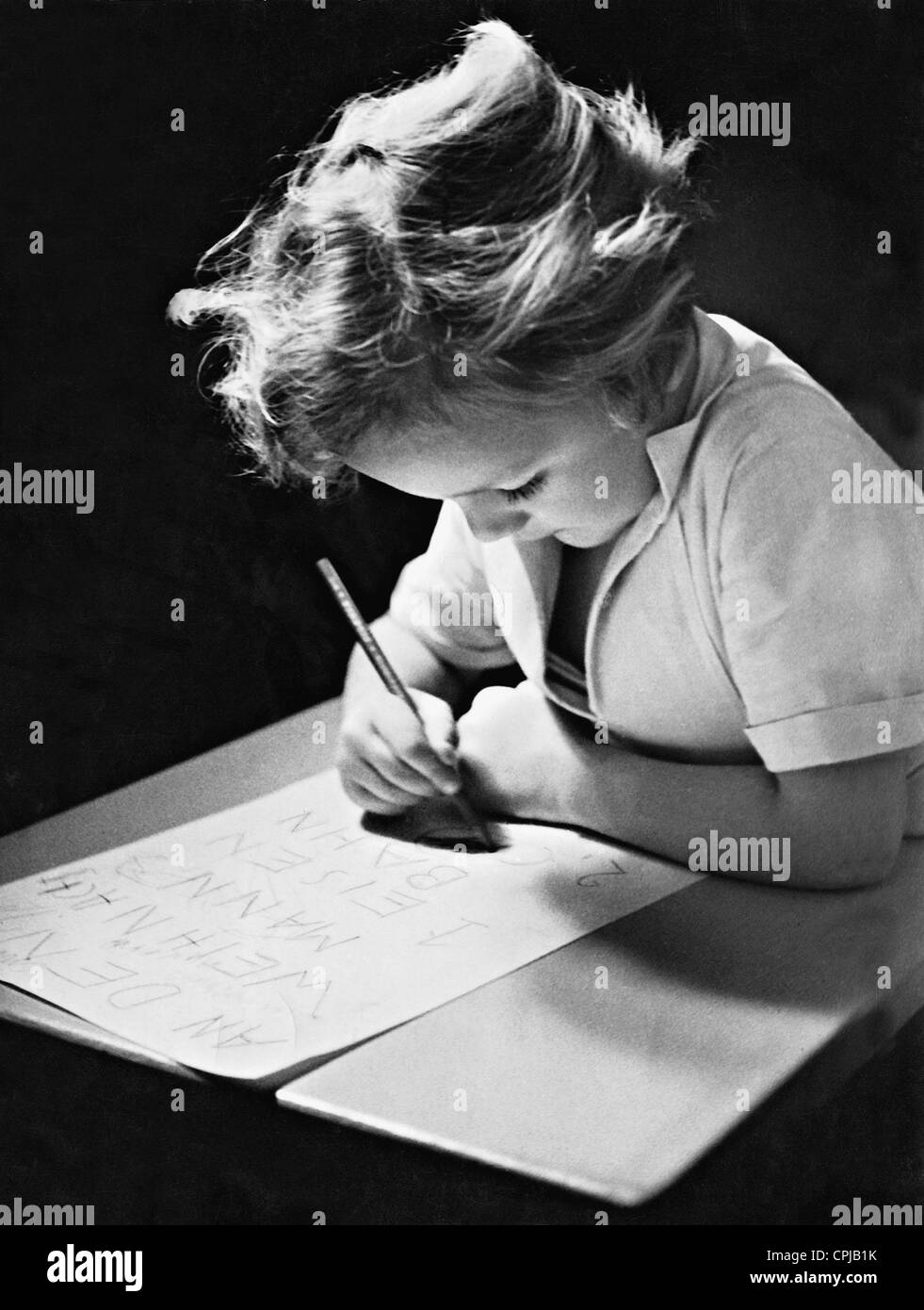 Un enfant écrit une liste de souhaits, 1934 Banque D'Images