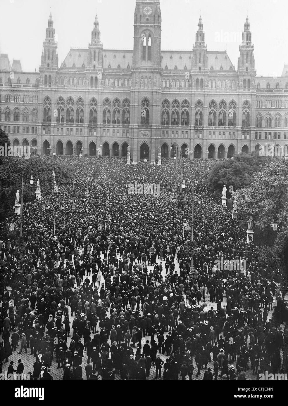 Les perturbations d'augmentation des prix en face de l'hôtel de ville de Vienne, 1911 Banque D'Images