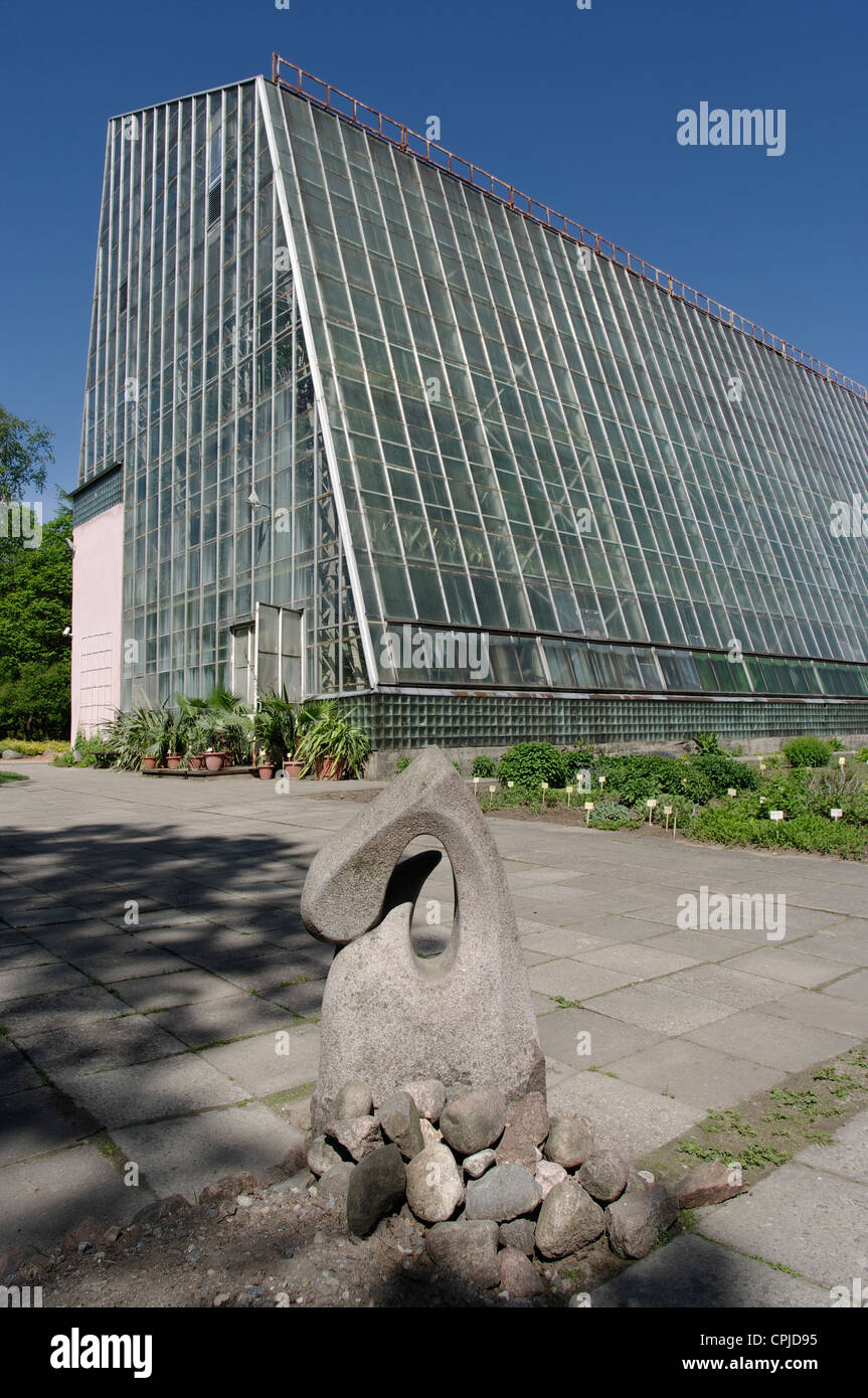 Jardin botanique de l'Université de Tartu , pierre figure au premier plan, l'Estonie Europe EU Banque D'Images