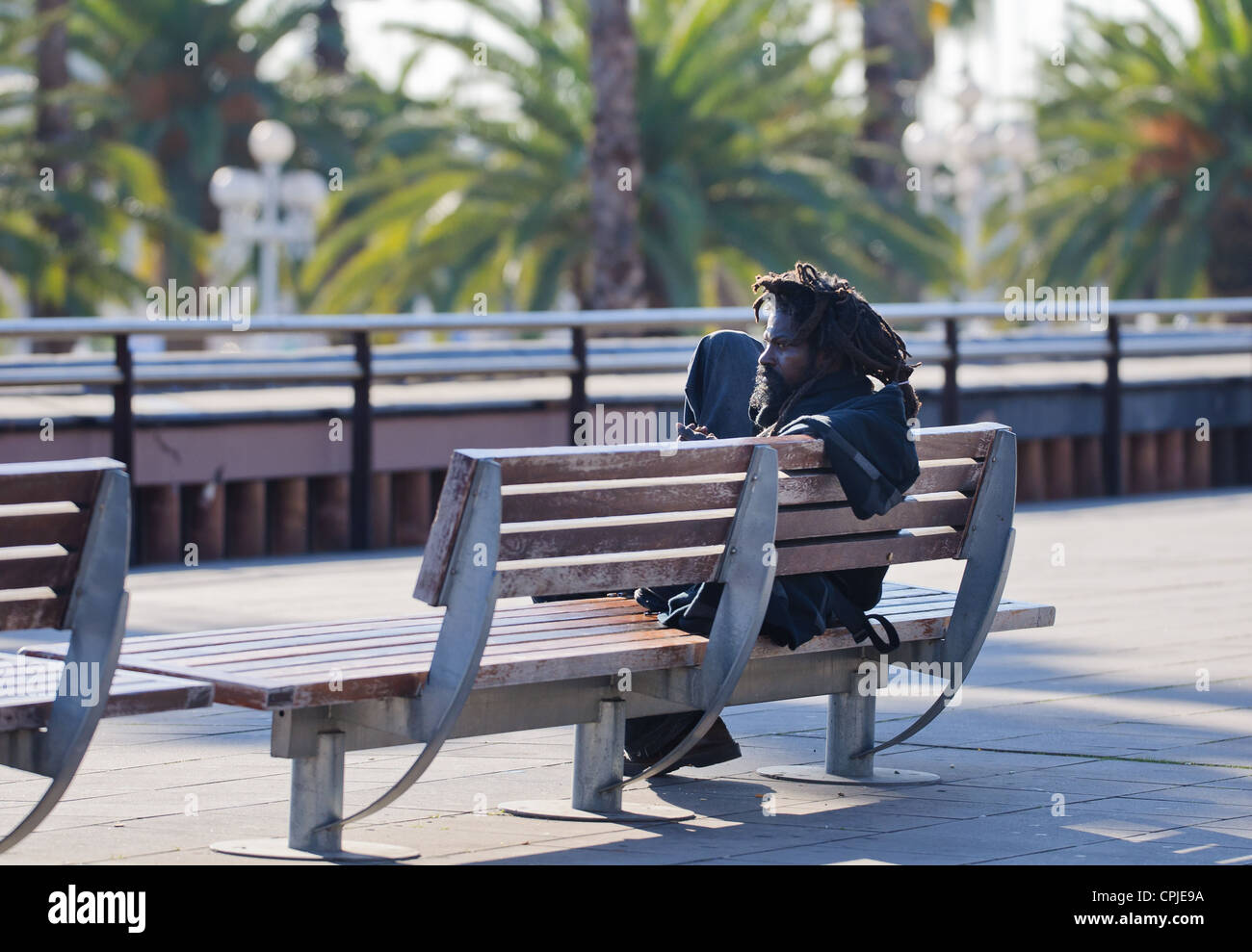 Barcelone, Espagne - Décembre 2011 : Rasta assis sur un banc. Banque D'Images