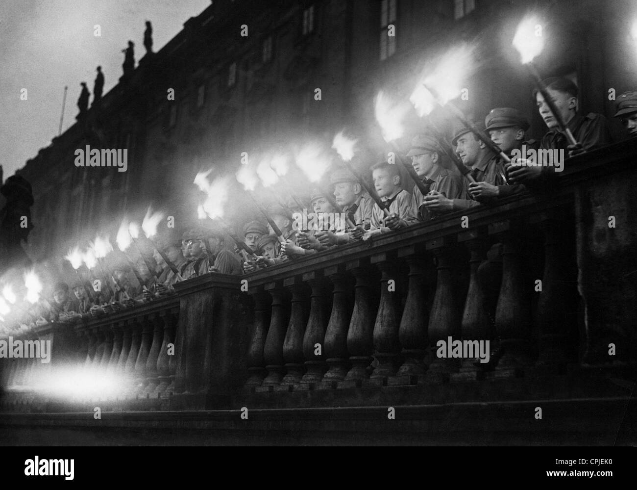 Porte-flambeau de la Jeunesse Hitlérienne de roulement forment une garde d'honneur, 1934 Banque D'Images