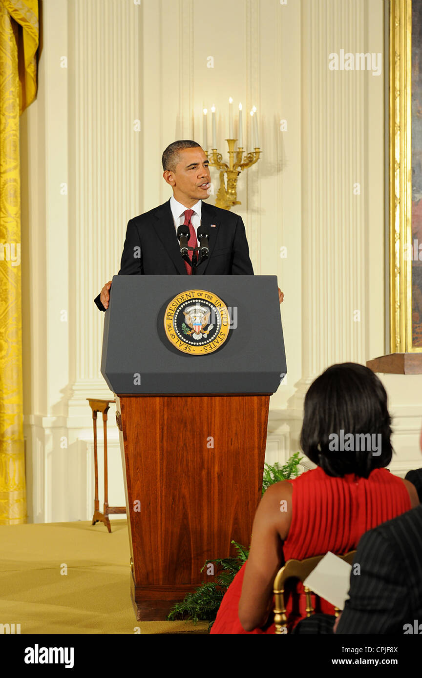 Le président américain Barack Obama parle à une cérémonie de remise des prix de la médaille d'honneur en l'honneur de Leslie H. Sabo Jr., à la Maison Blanche le 16 mai 2012 à Washington, DC. Sabo un soldat avec la 101e Division aéroportée a reçu à titre posthume la Médaille d'Honneur pour sa bravoure au Vietnam. Banque D'Images