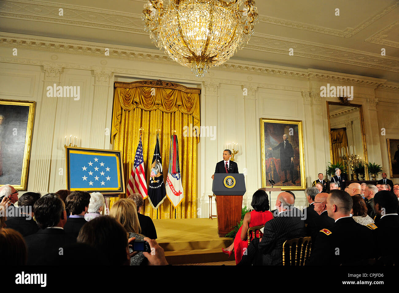 Le président américain Barack Obama parle à une cérémonie de remise des prix de la médaille d'honneur en l'honneur de Leslie H. Sabo Jr., à la Maison Blanche le 16 mai 2012 à Washington, DC. Sabo un soldat avec la 101e Division aéroportée a reçu à titre posthume la Médaille d'Honneur pour sa bravoure au Vietnam. Banque D'Images
