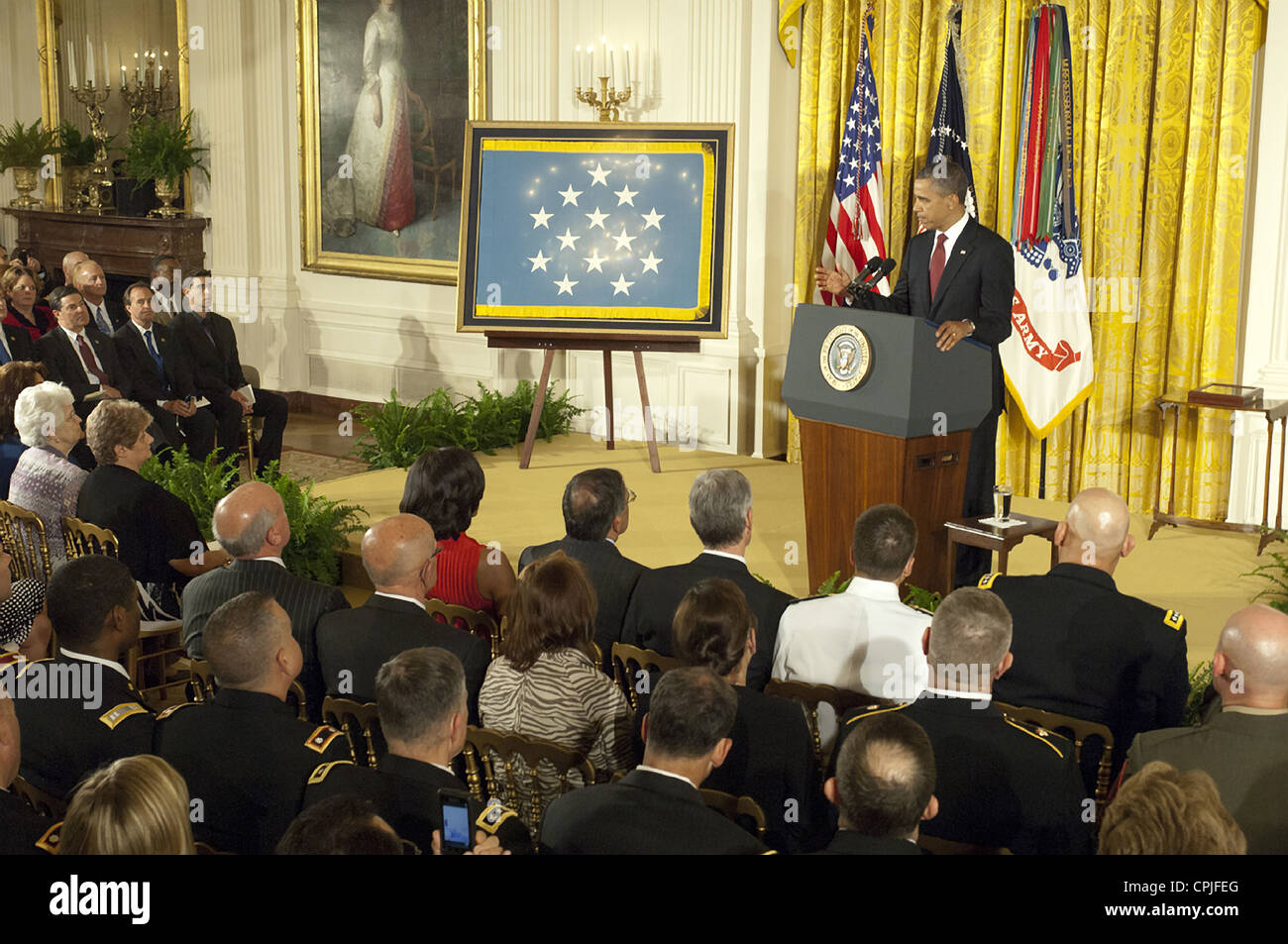 Le président américain Barack Obama parle à une cérémonie de remise des prix de la médaille d'honneur en l'honneur de Leslie H. Sabo Jr., à la Maison Blanche le 16 mai 2012 à Washington, DC. Sabo un soldat avec la 101e Division aéroportée a reçu à titre posthume la Médaille d'Honneur pour sa bravoure au Vietnam. Banque D'Images