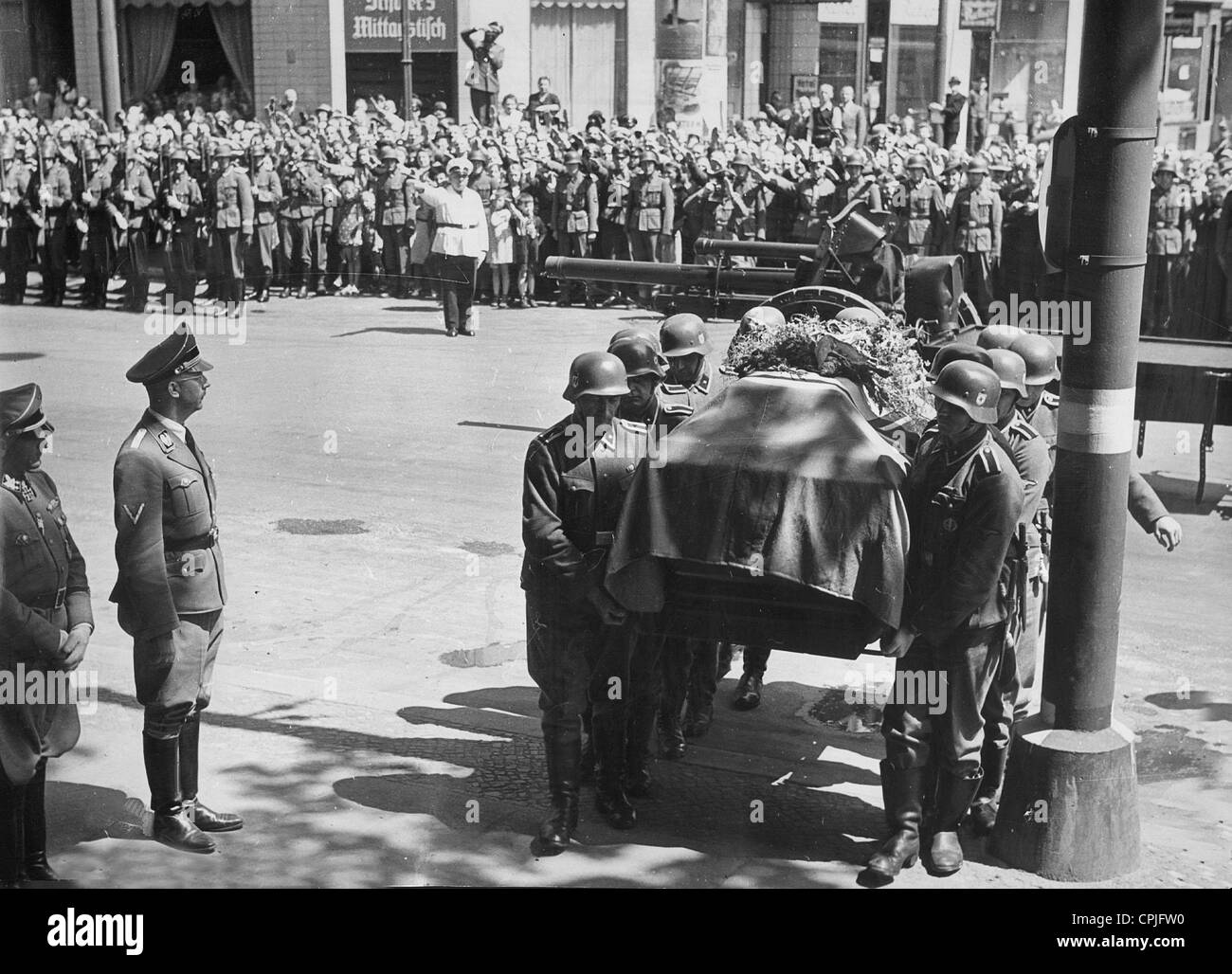 Heinrich Himmler et Sepp Dietrich au cercueil de Reinhard Heydrich à Berlin, 1942 Banque D'Images