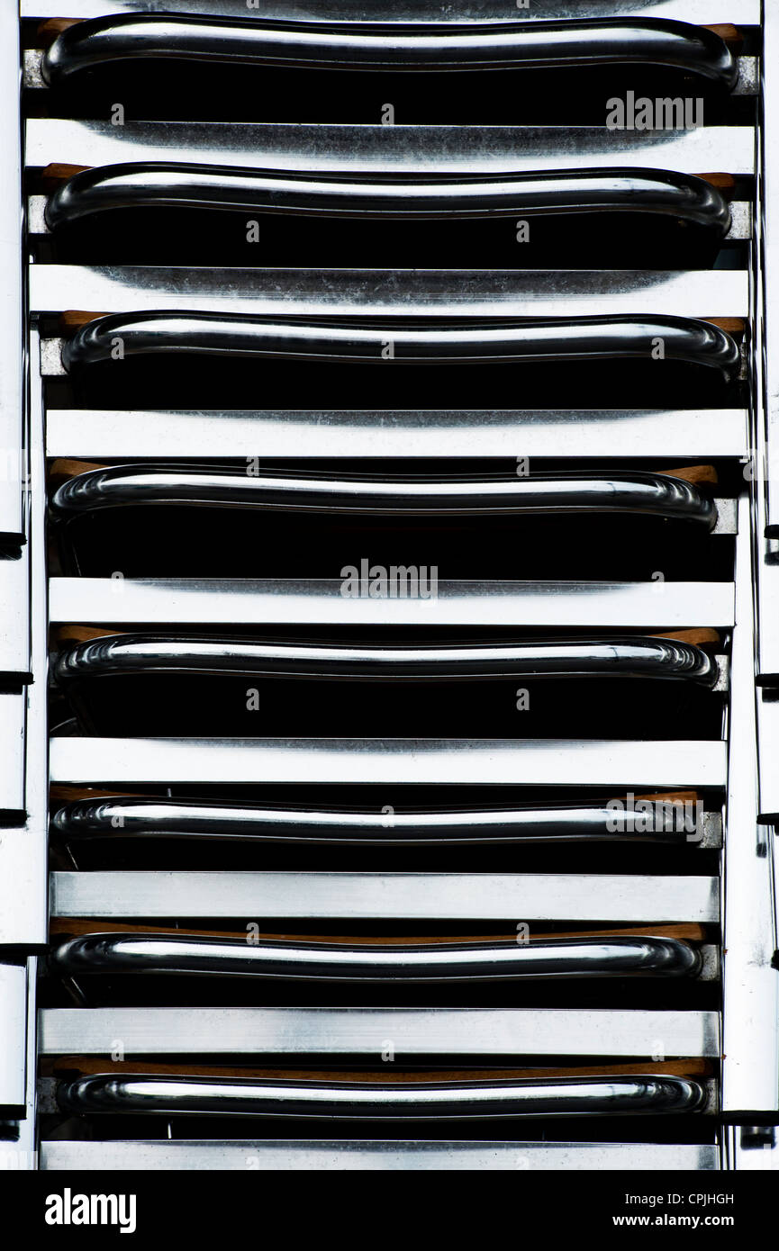 Chrome métal empilées de chaises. Abstract pattern Banque D'Images