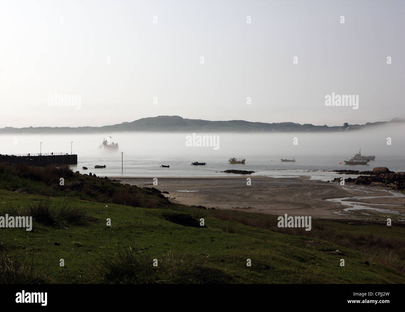 Ferry Calmac arrivant à Fionnphort de Iona apparaît hors de la mer brouillard dans le son d'Iona Banque D'Images