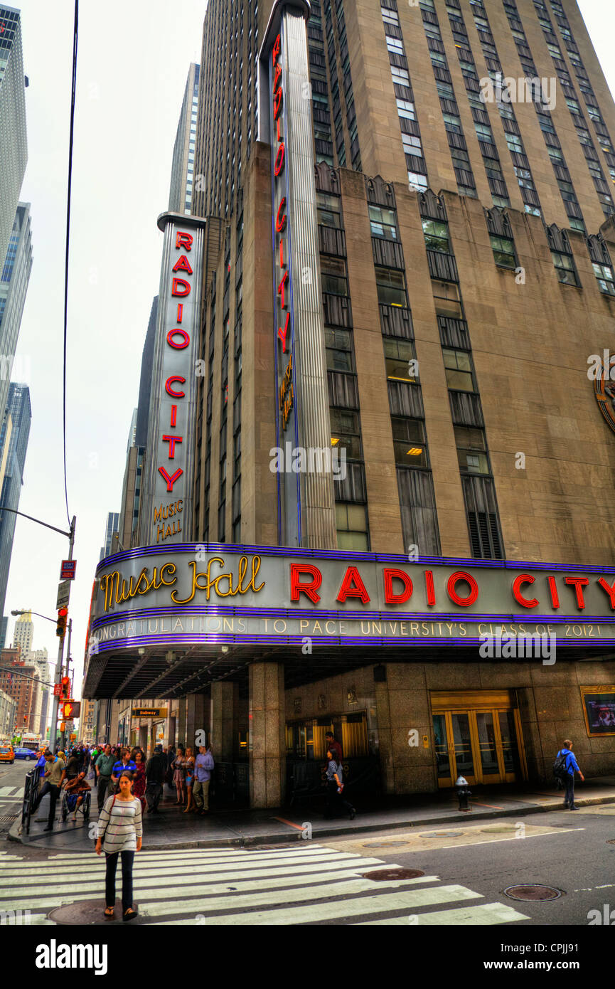 New York City Radio exterior 1260 6e Avenue, entre les 50e et 51e Rue. À l'extérieur sur la rue Banque D'Images