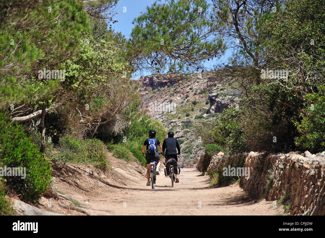Les cyclistes sur chemin de Cala d'Algaiarens, Minorque, Iles Baléares, Espagne Banque D'Images