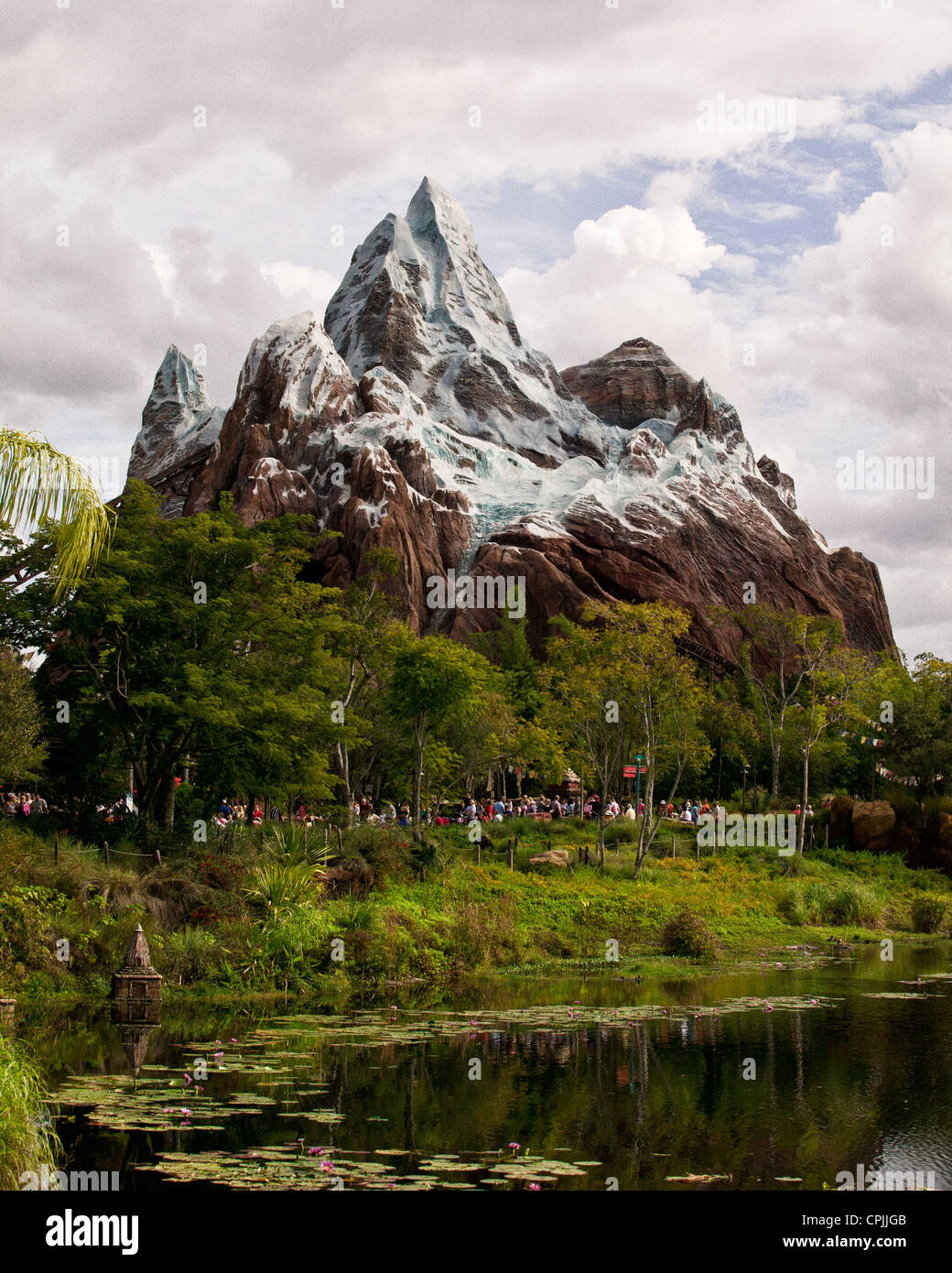 Disney Animal Kingdom Expedition Everest Florida Orlando USA un jour nuageux. Banque D'Images