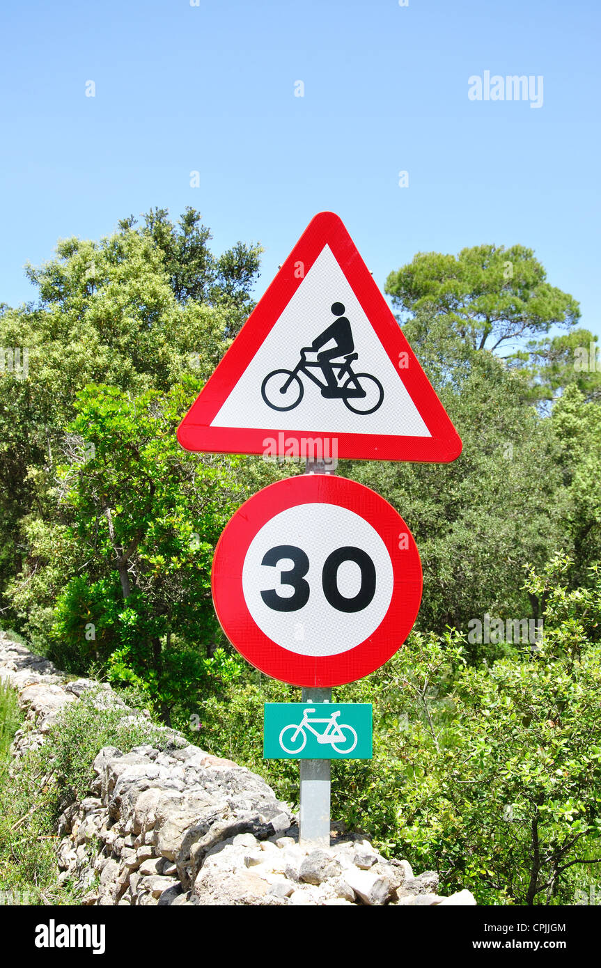 Méfiez-vous de panneau de circulation des cyclistes sur route de campagne près de Cala d'Algaiarens, Minorque, Iles Baléares, Espagne Banque D'Images