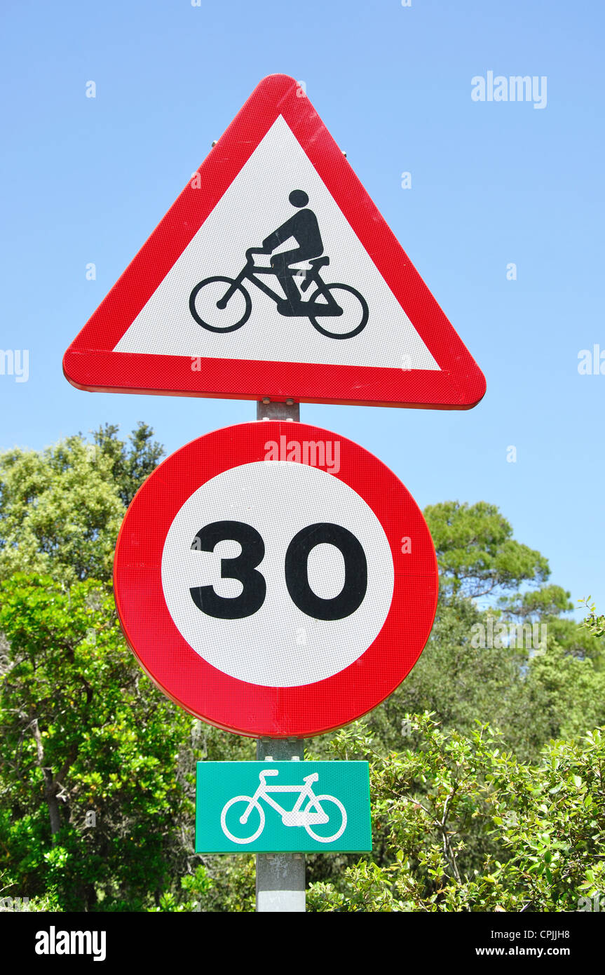 Méfiez-vous de panneau de circulation des cyclistes sur route de campagne près de Cala d'Algaiarens, Minorque, Iles Baléares, Espagne Banque D'Images