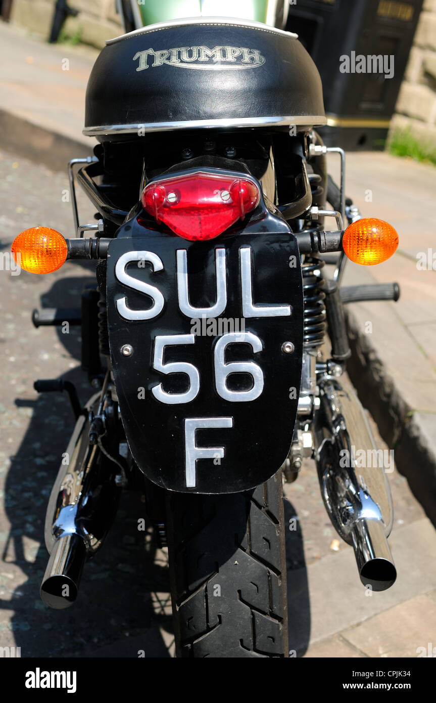 Triumph moto avec la plaque de numéro de vieux classique.Bakewell  Derbyshire Photo Stock - Alamy