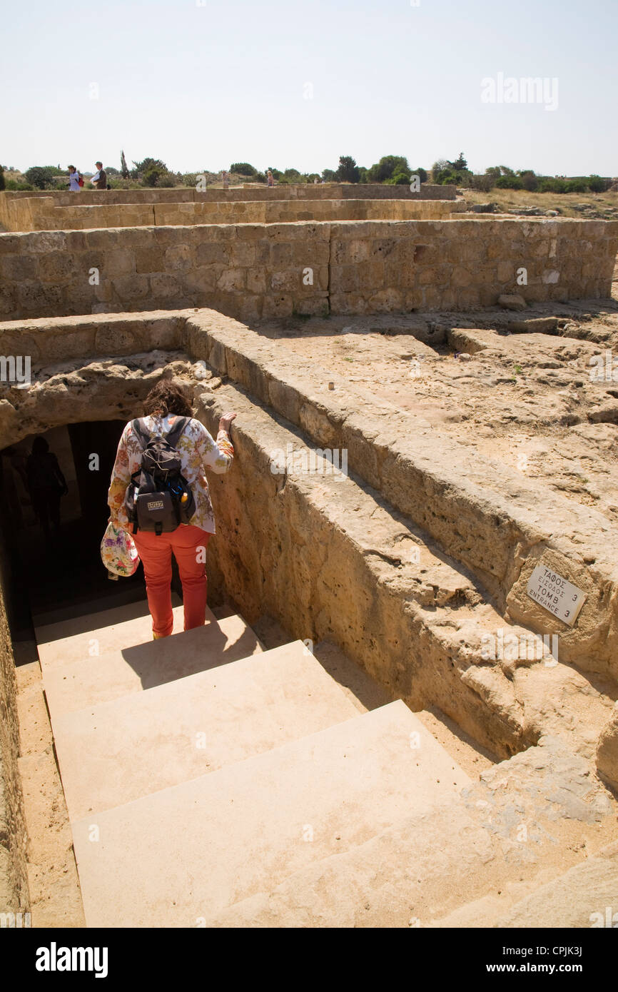 L'entrée d'un visiteur tombe à 3 Tombes des rois site dans Paphos, Chypre. Banque D'Images