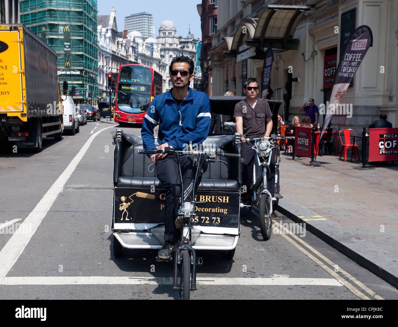 Des vélotaxis dans Shaftesbury Avenue, Londres Banque D'Images