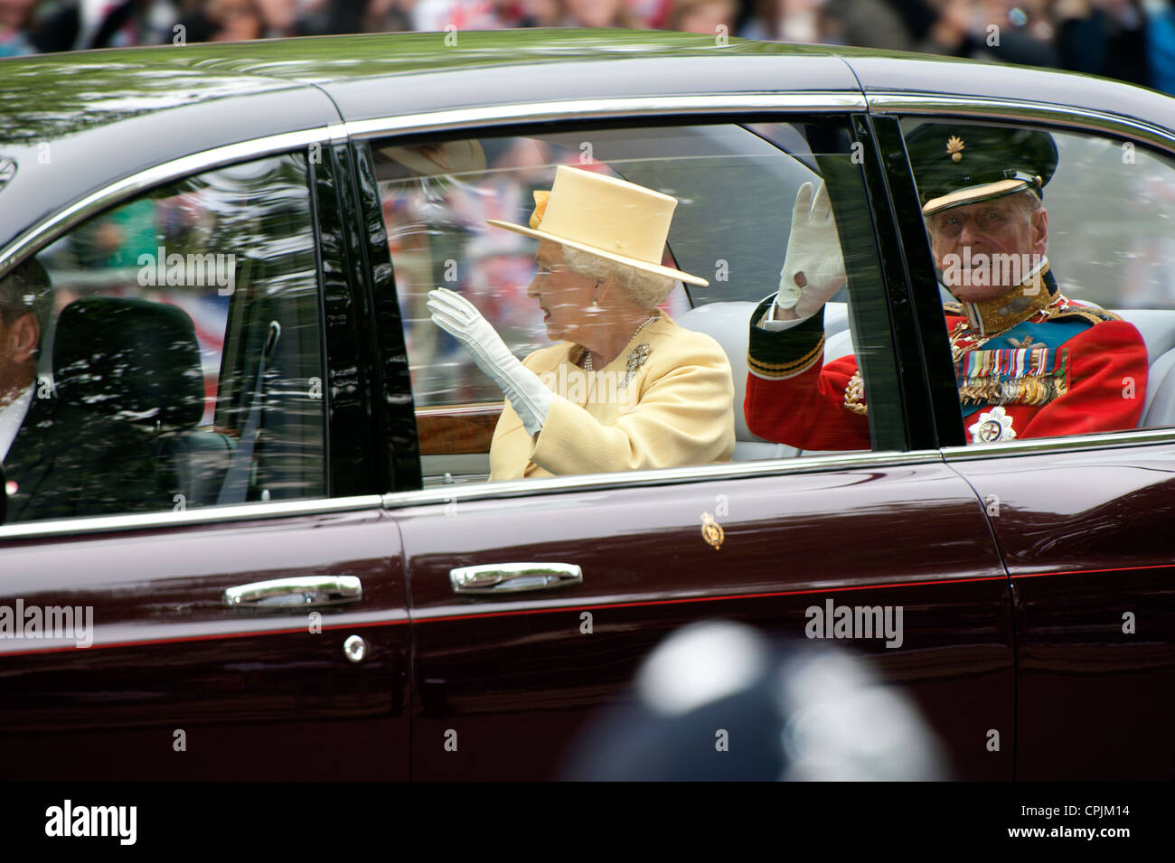 La reine Elizabeth II et le Prince Philip, duc d'Édimbourg ride dans la limousine royal au mariage du Prince William. Banque D'Images