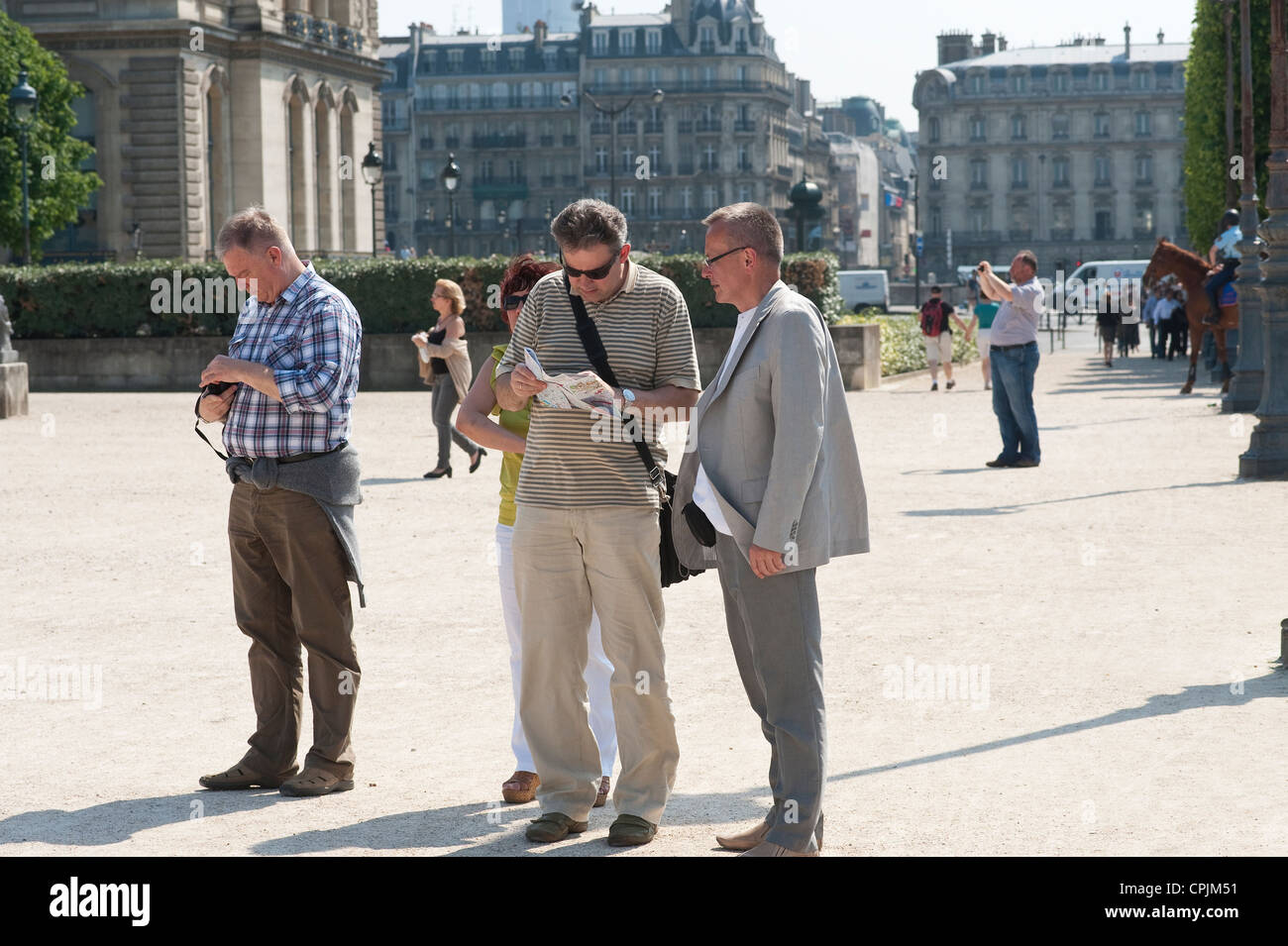 Paris, France - hommes matures en regardant une carte. Banque D'Images