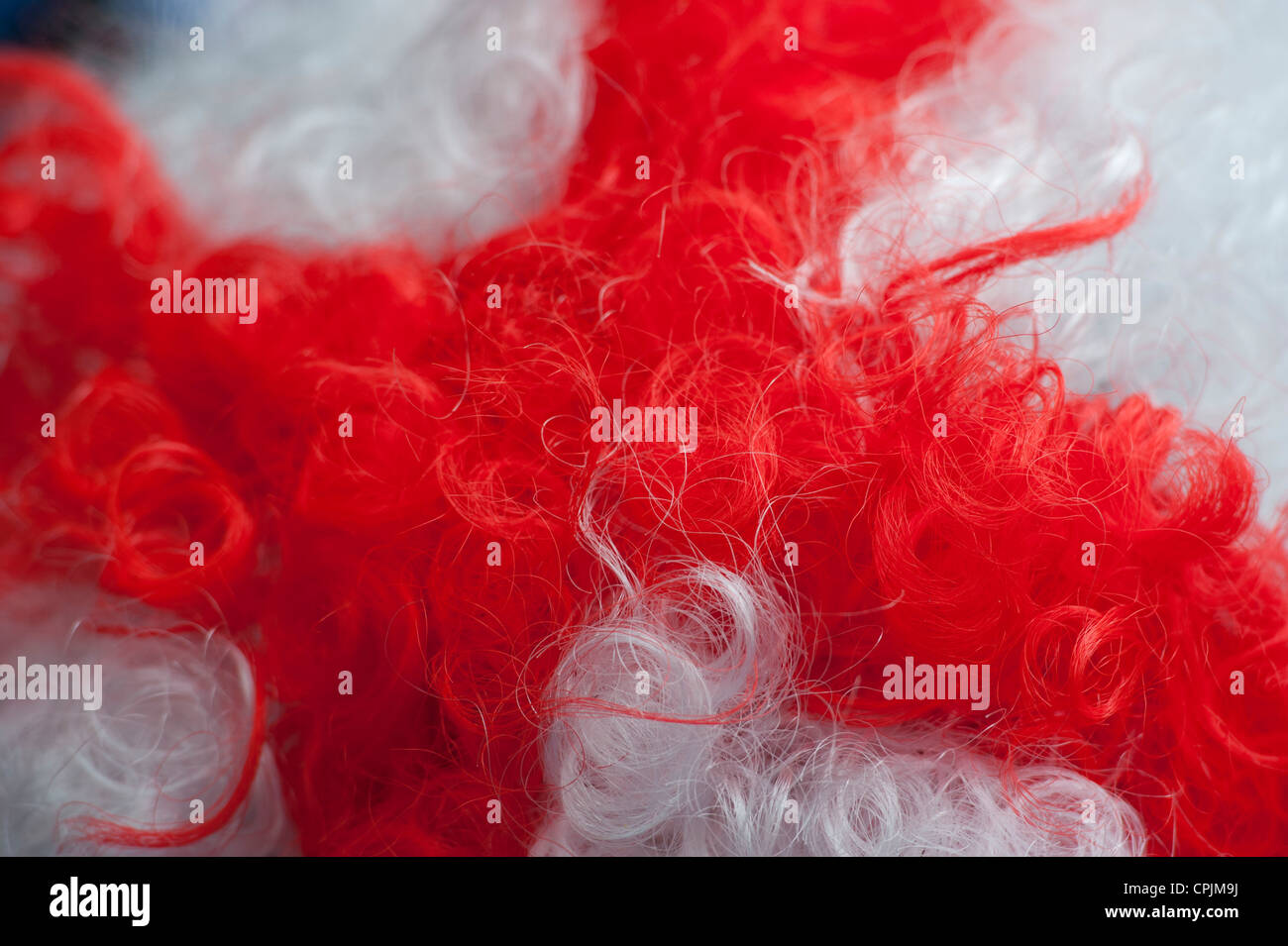 Drapeau anglais perruque portés sur le mariage du Prince William et Kate Middleton en 2011. Banque D'Images