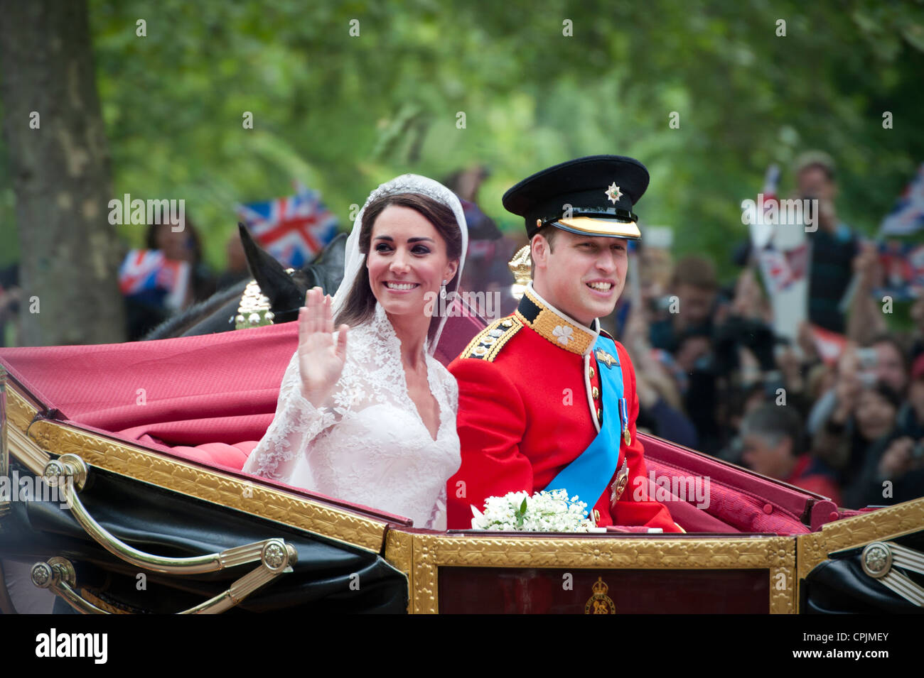 Le prince William et Catherine Middleton monter dans un transport vers le bas le centre commercial après leur mariage à l'abbaye de Westminster. Banque D'Images