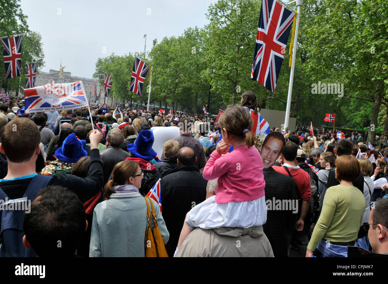 La foule marche sur la Mall vers le palais de Buckingham après le mariage du Prince William et Kate Middleton. Banque D'Images