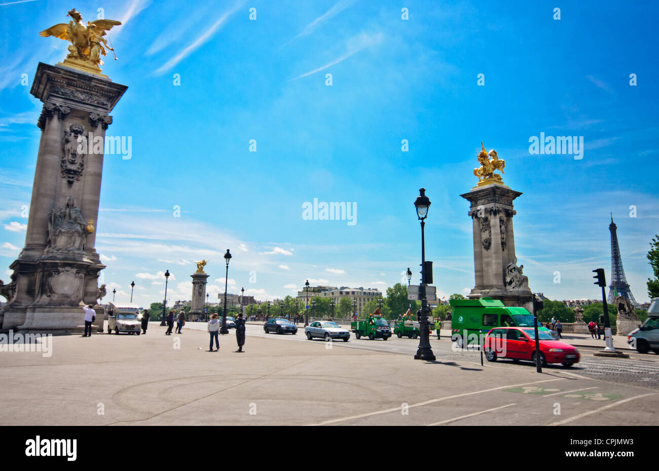 Paris, France. Piliers près de pont de la concorde pont sur la Seine. La Tour Eiffel est visible sur la droite. Banque D'Images