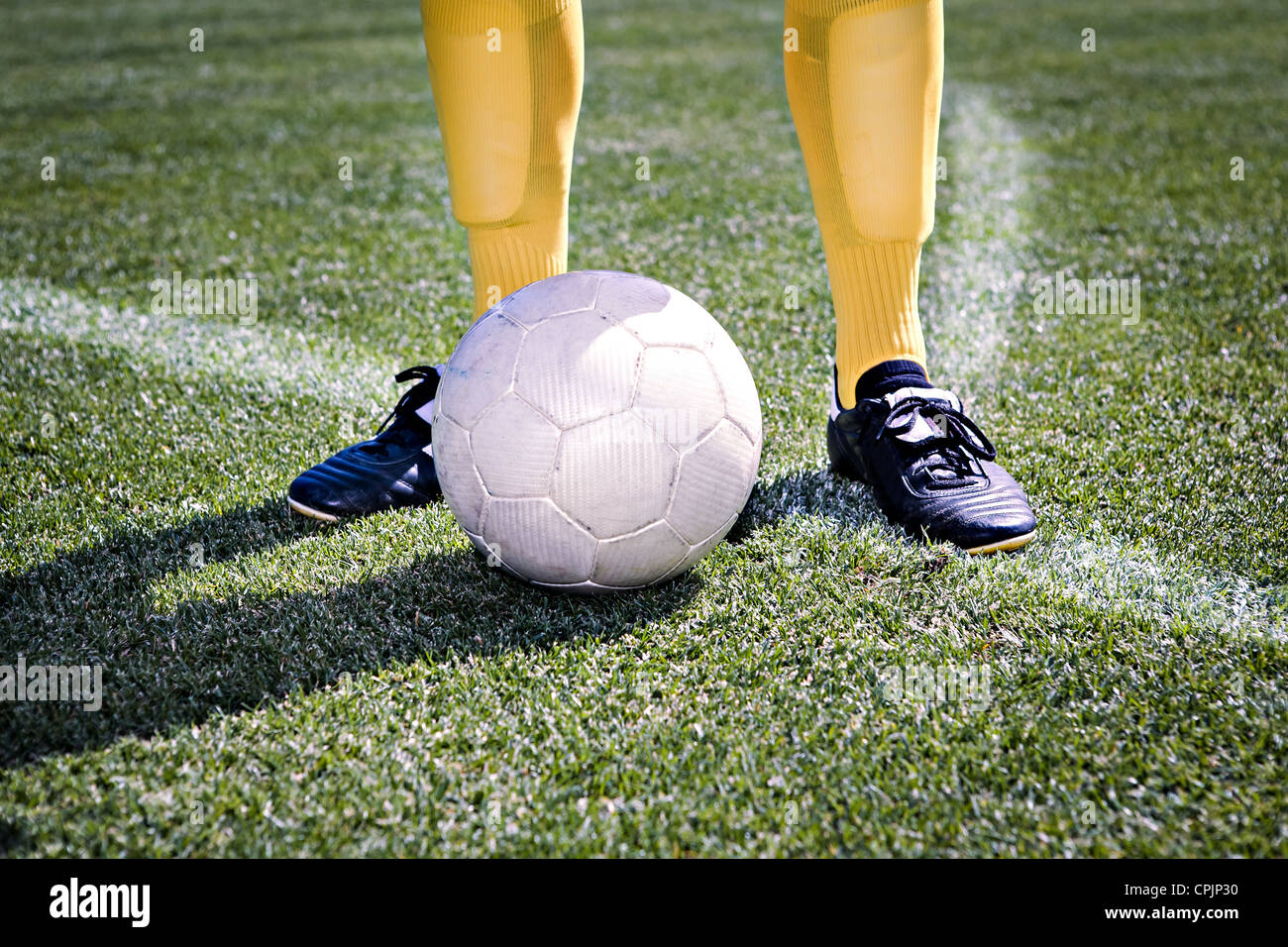 Soccer ou de football player sur le terrain Banque D'Images