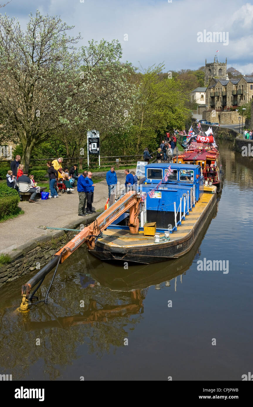 Bateau-barge Canal Dredger avec grue Skipton North Yorkshire Angleterre Royaume-Uni Grande-Bretagne Banque D'Images