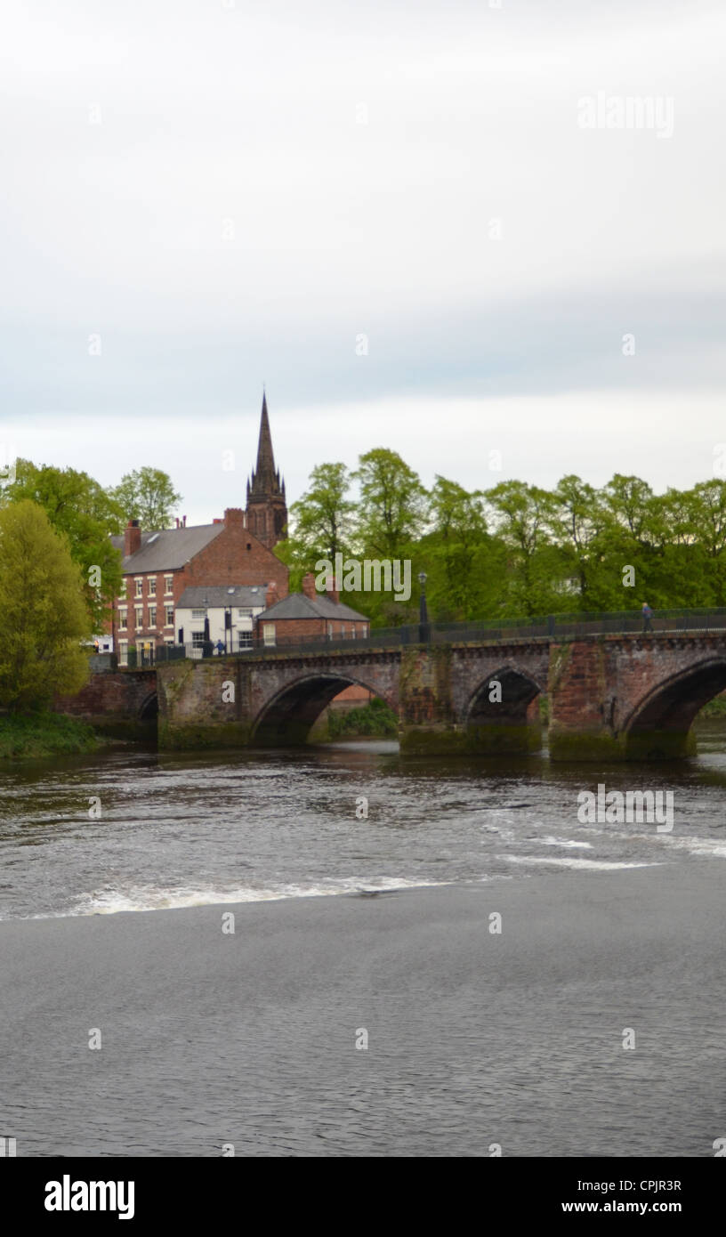 Vieux Pont sur la rivière Dee Dee avec St Mary sans les murs derrière l'église, Chester Banque D'Images