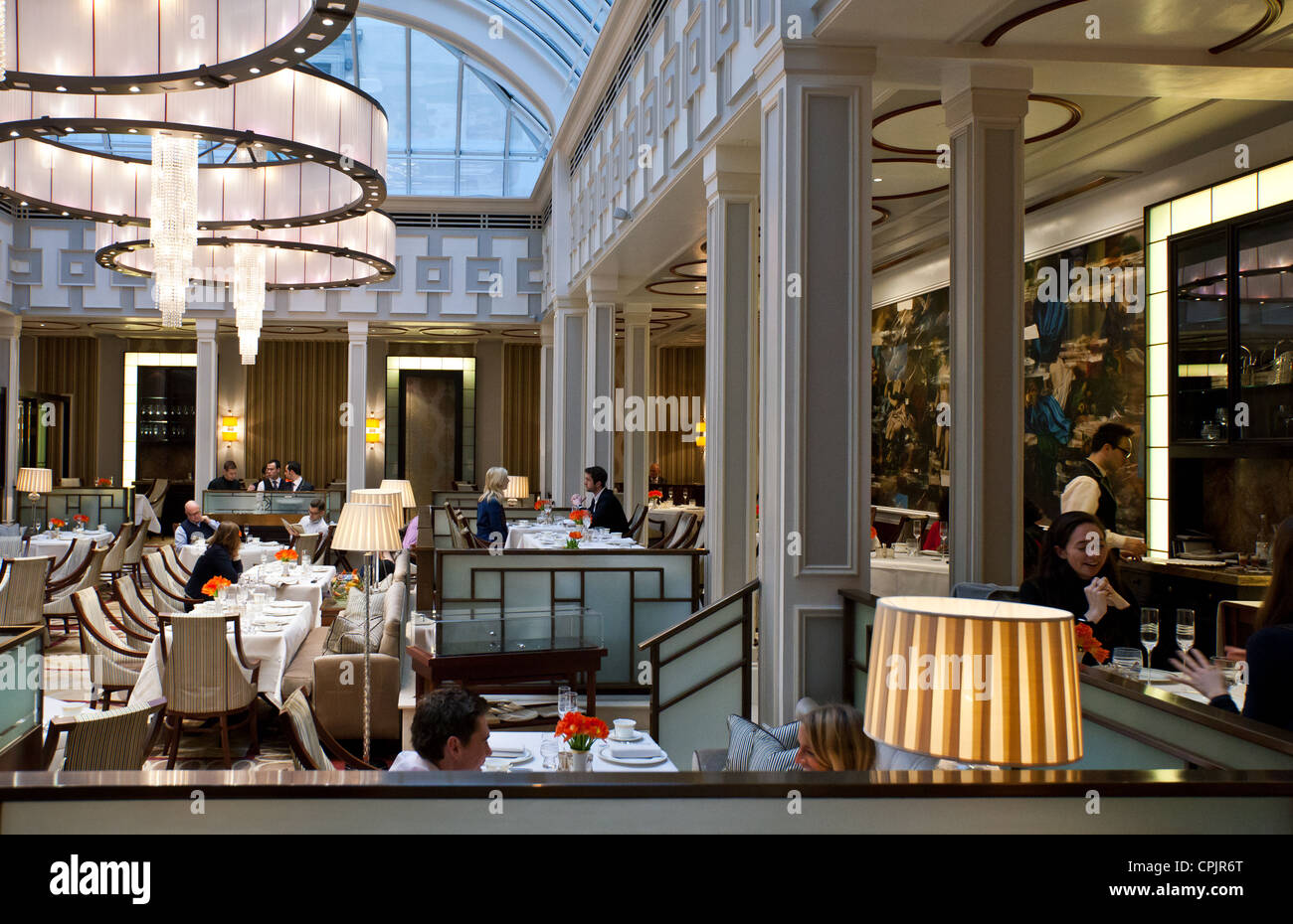 Londres, le thé l'après-midi salle de l'hôtel Lanesborough à masquer Park corner Banque D'Images