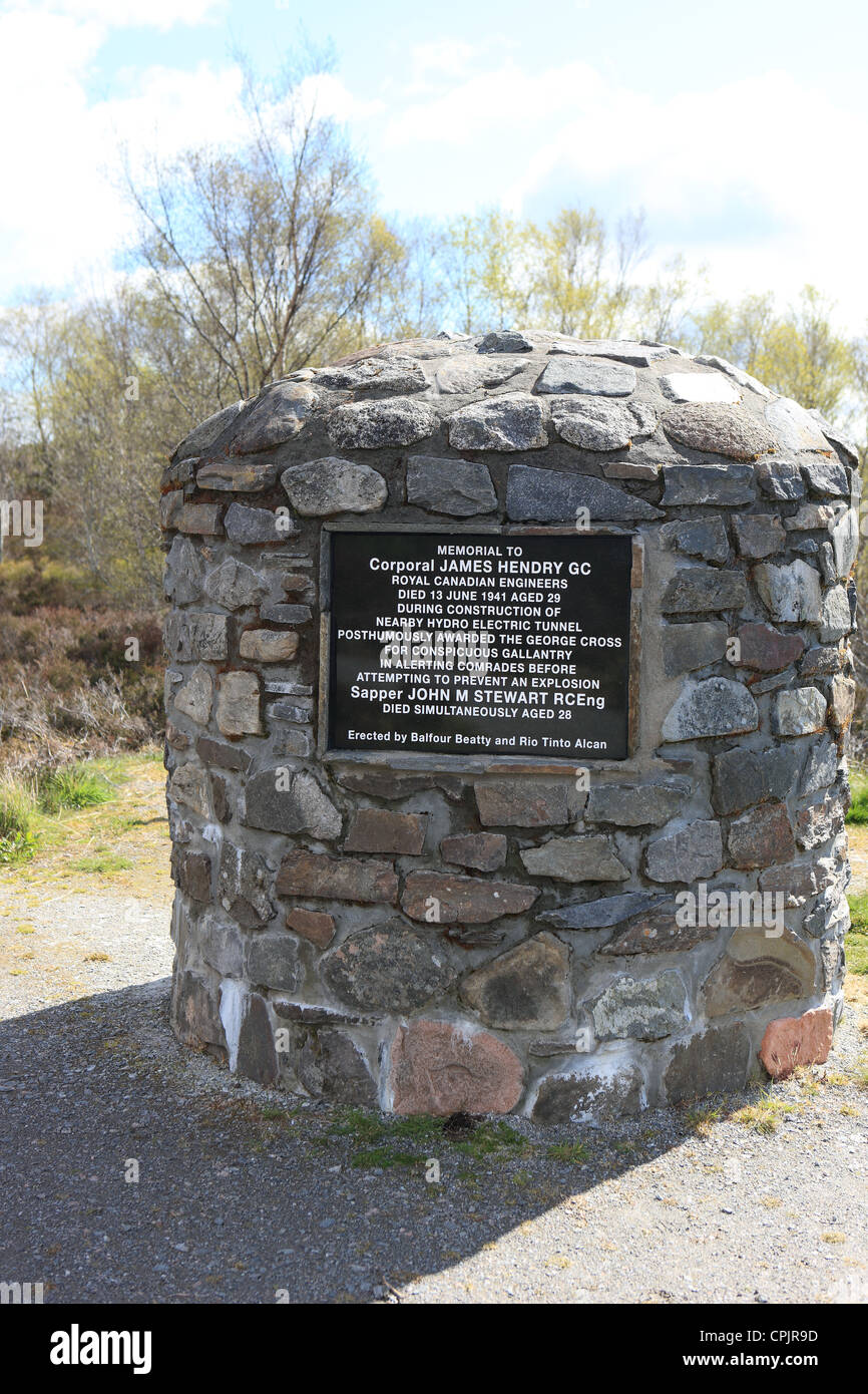 Cairn de l'information sur le caporal James Hendry GC du Génie royal canadien qui a reçu à titre posthume la Croix de George Banque D'Images Cairn de l'information sur le caporal James Hendry GC du Génie royal canadien qui a reçu à titre posthume la Croix de George Banque D'Images