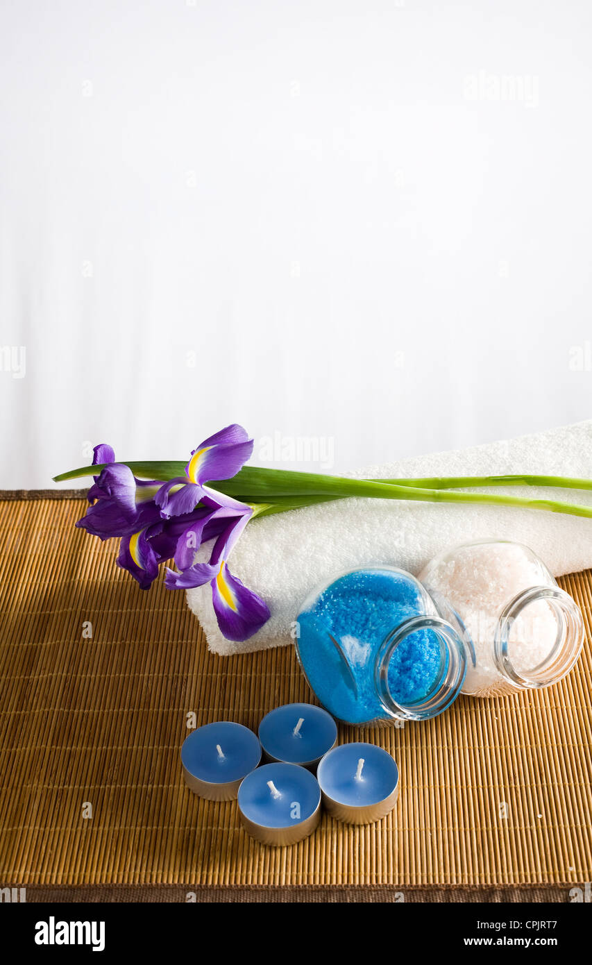 Spa Bien-être encore ife avec des fleurs et des sels de bain. Banque D'Images