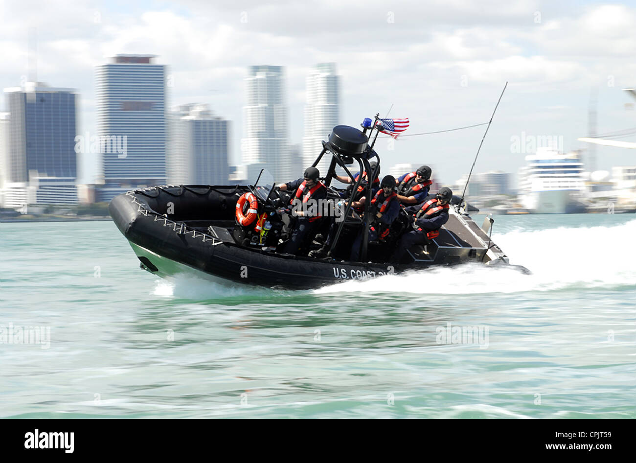 Une Garde côtière pour la sécurité maritime et la sécurité équipe effectue des manœuvres à haute vitesse pendant une patrouille de sécurité au sud du Port de Miami, le 9 mars 2009 à Miami, en Floride. Banque D'Images