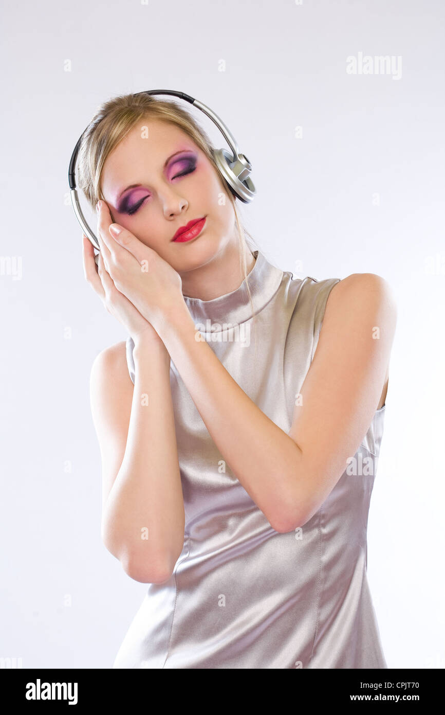 Belle blonde électro pop rif profiter de la musique dans le casque. Banque D'Images
