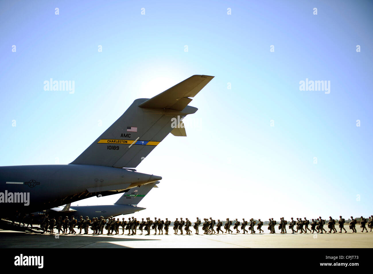 Les parachutistes de l'Armée américaine affecté à la 82e Division aéroportée se préparent à bord d'un C-17 Globemaster III le 9 février 2011à base de la Force aérienne de Pope, Caroline du Nord. Banque D'Images