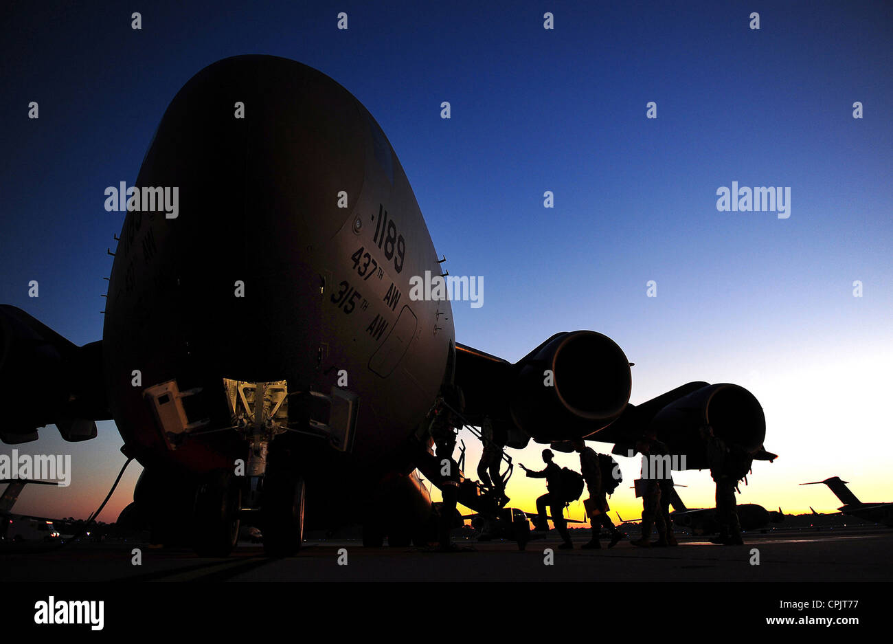 Aviateurs g travailler sur un C-17 Globemaster III à lever du soleil le 25 octobre 2011 à Gulfport, MS. Banque D'Images