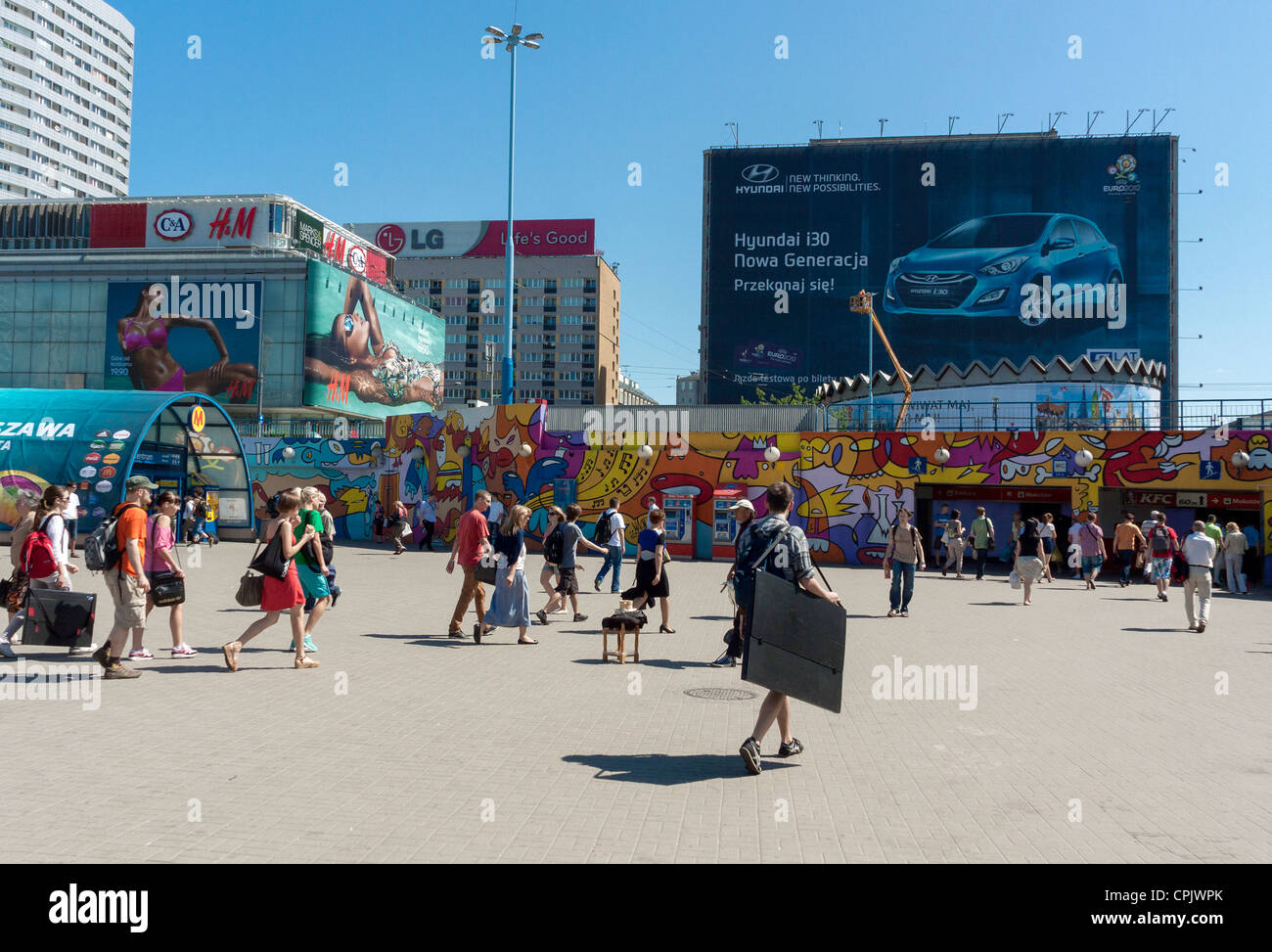 Les gens de quitter le métro de Varsovie entrée avec la conception de l'Euro 2012, la Pologne. Banque D'Images