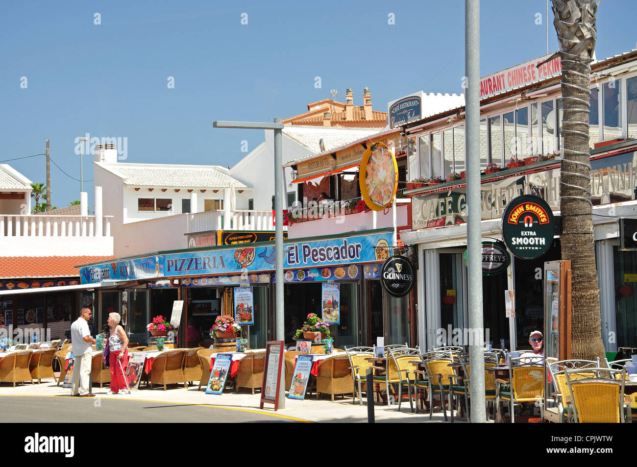 Restaurants en plein air sur le port de plaisance, Cala en Bosc, Minorque, Iles Baléares, Espagne Banque D'Images