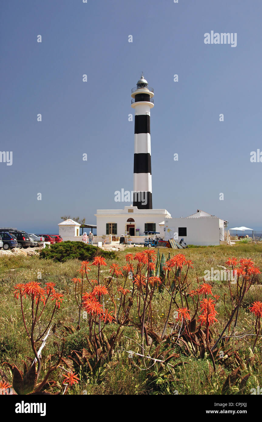 Au loin le phare de Cap d'Artutx, Minorque, Iles Baléares, Espagne Banque D'Images