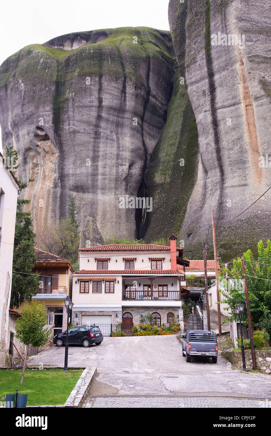 Maison de trois étages adossé à un monolithe dans le village de Kastraki, région des météores, plaine de Thessalie, Grèce Banque D'Images