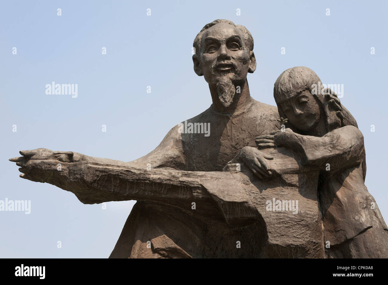 Statue de Ho Chi Minh tenant un enfant, à l'extérieur du bâtiment, le Comité populaire de Ho Chi Minh Ville (Saigon), Vietnam, Banque D'Images