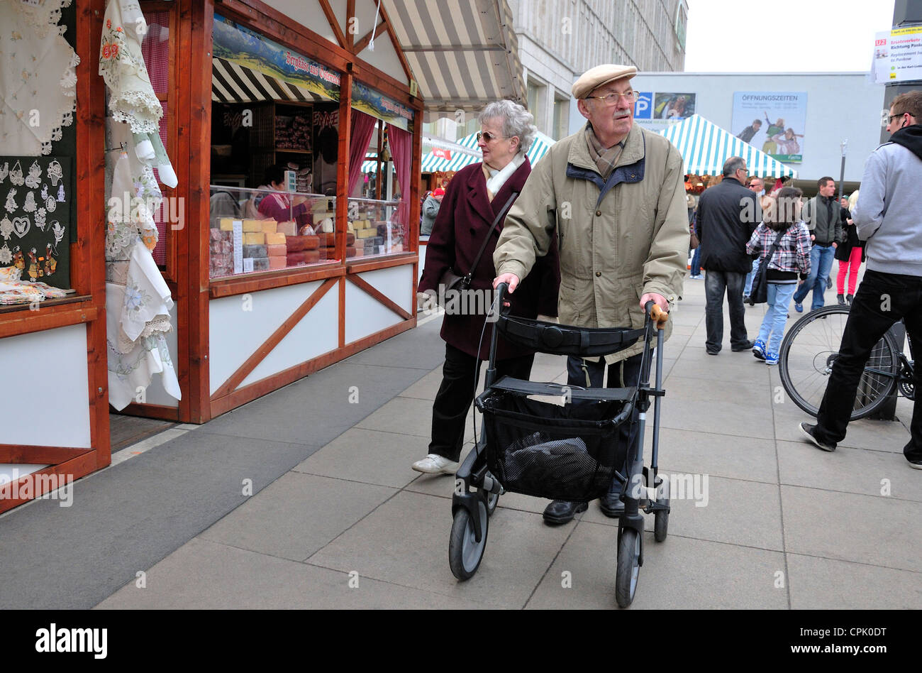 Berlin, Allemagne. L'homme avec l'aide de marche / panier sur Alexanderplatz Banque D'Images