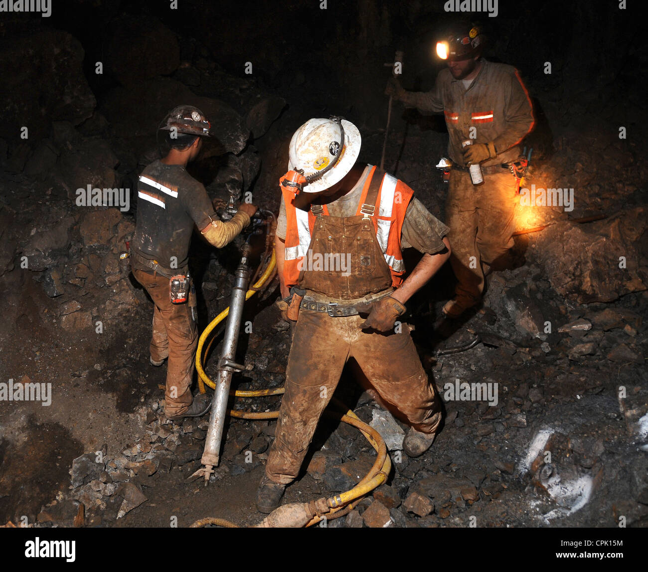 Les étudiants en génie minier percer des trous pour poudre noire dans une mine souterraine. Banque D'Images