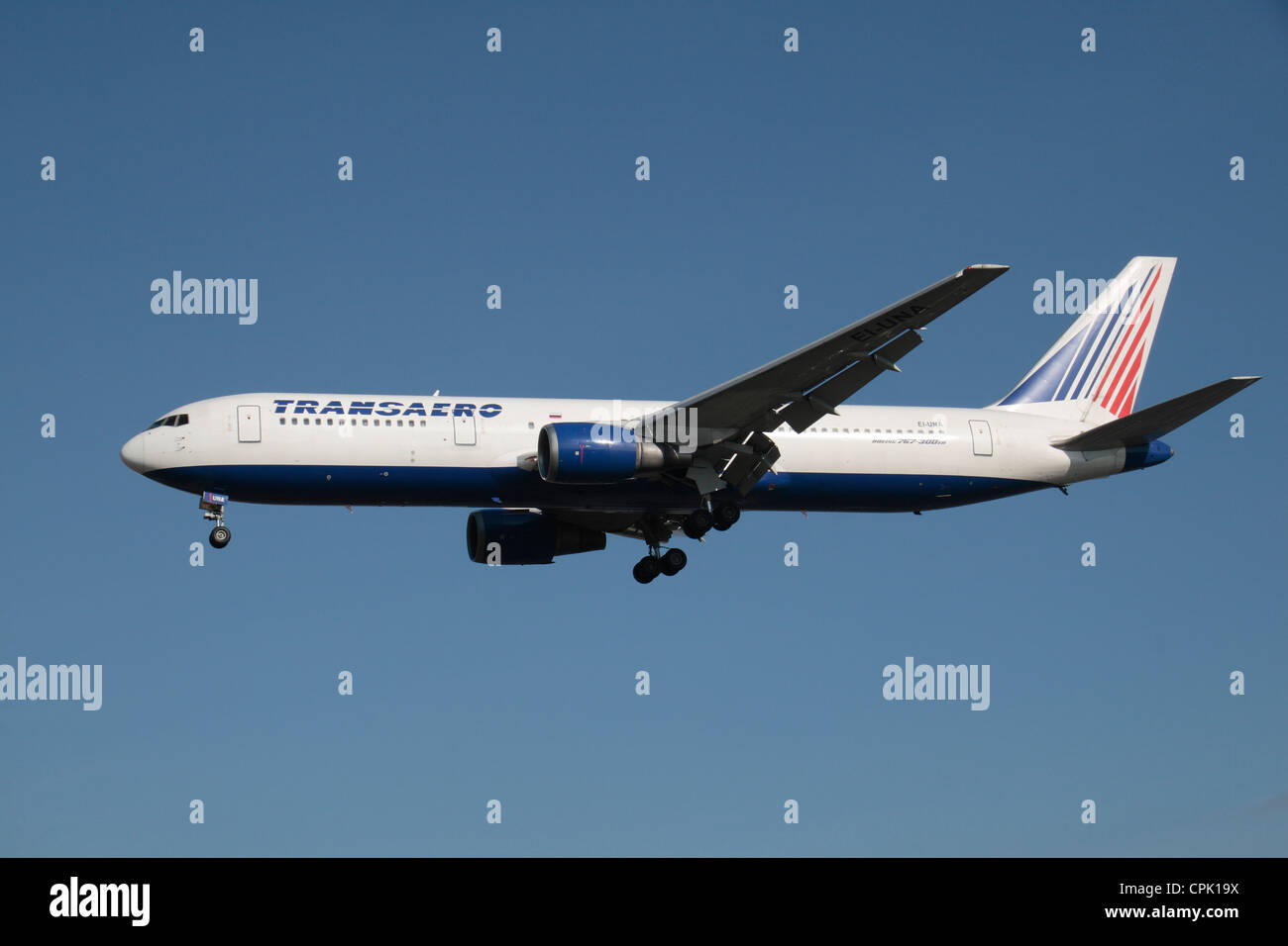 Le Transaero Airlines Boeing 767-3P6/ER (EI-UNA) sur le point d'atterrir à l'aéroport de Heathrow, Londres, Royaume-Uni. Feb 2012 Banque D'Images