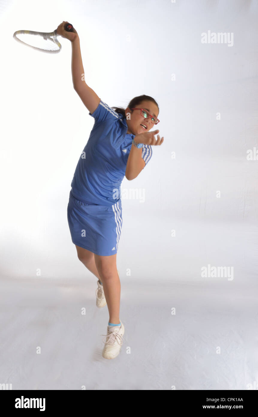 Les joueurs de tennis junior montrant leur technique. Banque D'Images