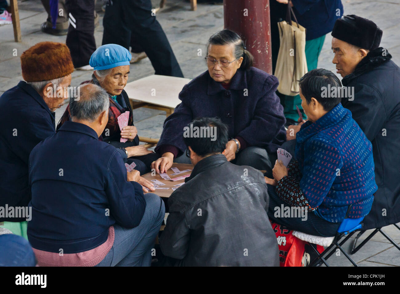 Jeu de cartes à jouer les gens dans le public, Kaili, Guizhou, Chine Banque D'Images