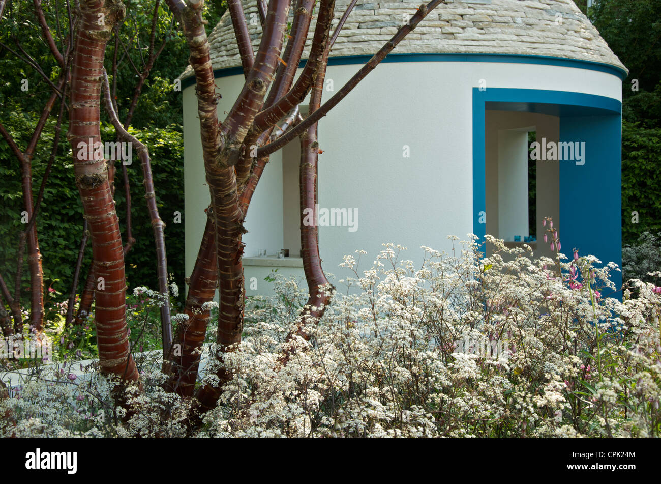 Jardin de style Trulli et bâtiment cow parsley et le bouleau de l'ensemencement dans le jardin d'Eau Bleue RBC, RHS Chelsea Flower Show 2012 Banque D'Images